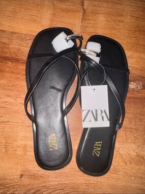 NWT Zara Black Leather Rhinestone Thong Toe Loop Flat Sandals